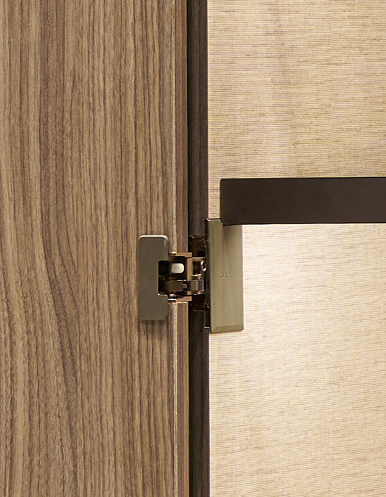 Bisagra oculta integrada en el interior del mueble